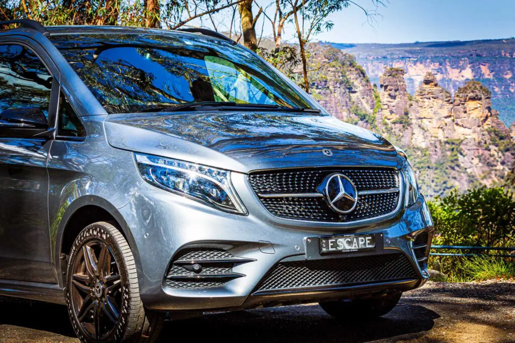The Mercedes V-Class in a Private Blue Mountains tour in front of the Three sisters at Eagle Hawk Lookout NSW